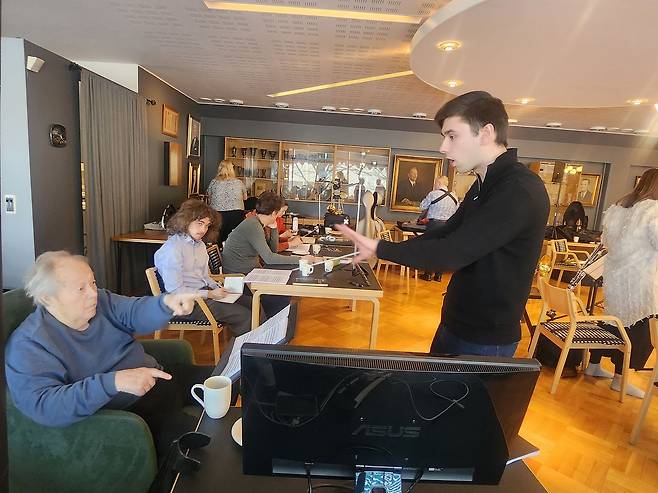 소규모 오케스트라와 한 달에 한 번 꼴로 지휘 워크숍을 여는 파눌라. 김호정 음악에디터