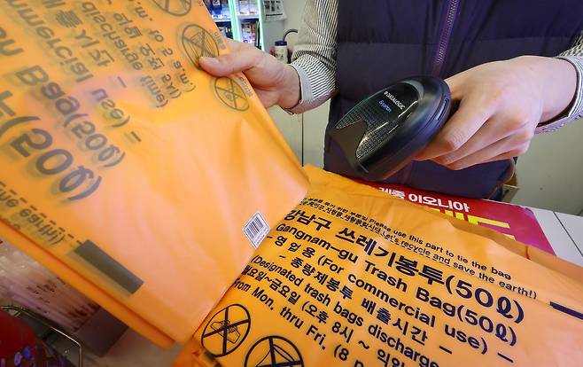 미국·이스라엘과 이란 간 전쟁 여파로 '나프타(납사)’ 공급이 불안정해지면서 비닐 수급에 비상이 걸렸다. 특히 식품 포장재에 이어 종량제봉투까지 품절 사례가 잇따르는 등 '비닐 대란' 우려가 확산하고 있다. 사진은 24일 서울 강남구의 한 편의점에서 판매하고 있는 종량제봉투. 뉴스1