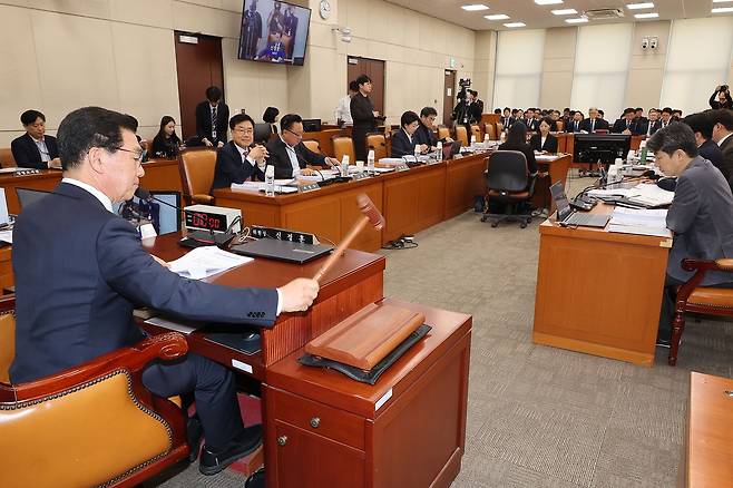 국회 행정안전위원회 신정훈 위원장이 26일 국회에서 열린 행안위 전체회의에서 안건을 상정하고 있다.연합뉴스