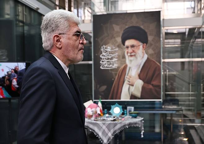 사이드 쿠제치 주한이란대사가 26일 서울 용산구 주한이란대사관에서 열린 미국ㆍ이란 전쟁 관련 사진전 및 다큐 상영 기자회견에 참석하기 위해 입장하고 있다. 연합뉴스