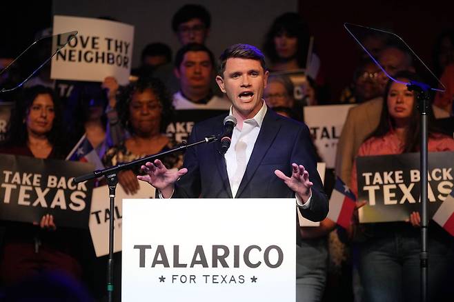 3일(현지시간) 미국 텍사스주 민주당 연방 상원의원 경선에서 후보로 선출된 제임스 탈라리코 하원의원이 연설하고 있다. AP=연합뉴스