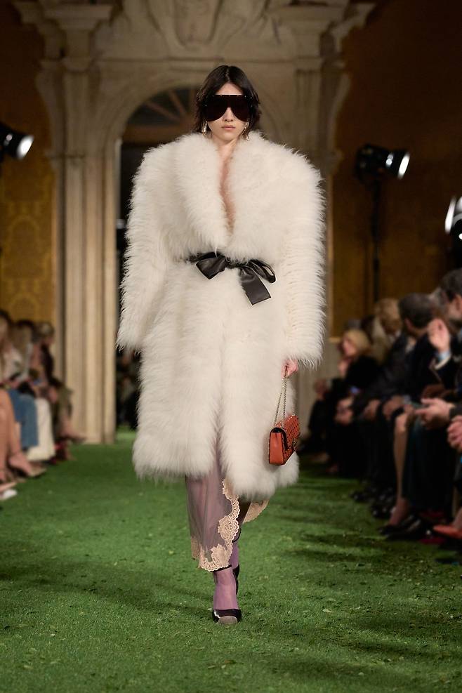 화려한 화이트 퍼 코트에 레이스 랩 스커트와 록스터드 사진 발렌티노