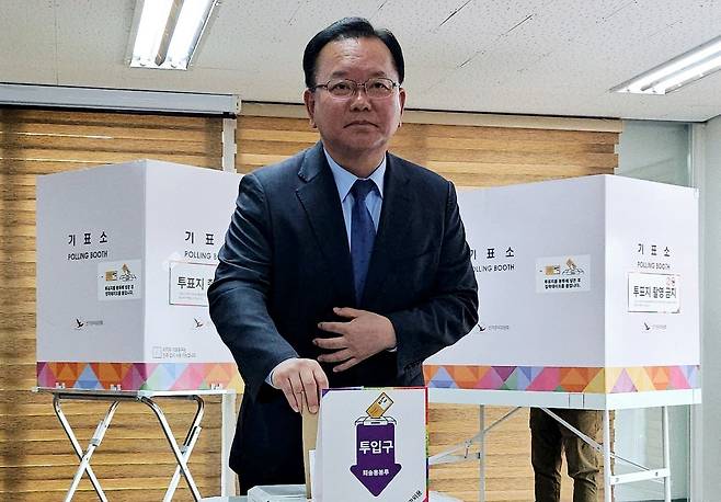 김부겸 더불어민주당 당시 공동선거대책위원장이 제21대 대선 사전투표 첫날인 지난해 5월 29일 대구 중구 대신동행정복지센터에 차려진 대신동 사전투표소에서 투표하고 있다. 뉴스1