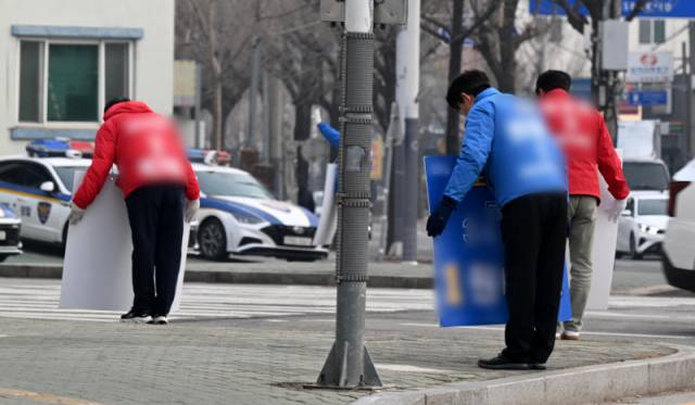 ▲ 제9회 전국지방선거를 80여 일 앞둔 10일 춘천 후평동 사거리에서 예비후보들이 아침인사를 하고 있다.  김정호 기자