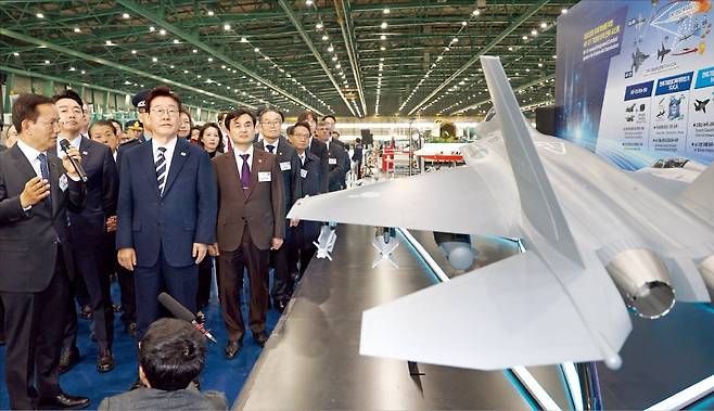 < KAI 공장 찾은 李 > 이재명 대통령이 25일 경남 사천 한국항공우주산업(KAI) 본사 공장에서 KF-21 양산 1호기 성능에 관한 설명을 듣고 있다. /연합뉴스