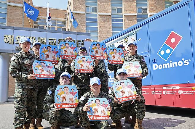 도미노피자가 남수단 파병을 앞둔 한빛부대에 피자를 전달했다. 사진=도미노피자
