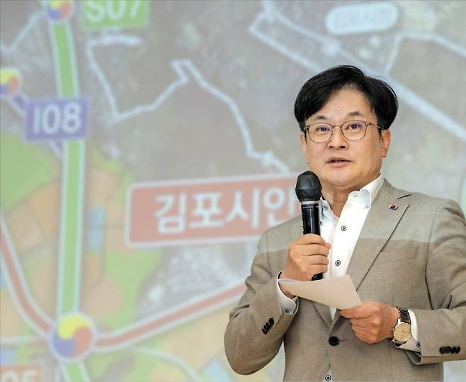 김병수 김포시장이 지난 24일 시청 제3별관 대강당에서 서울 5호선 김포·검단 연장사업 예비타당성조사 통과 시민 설명회를 열고 있다.  김포시 제공