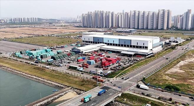 인천항 배후단지인 아암물류 1, 2단지 전경 /인천항만공사 제공