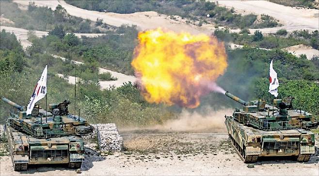 K2 흑표전차가 전차포 사격을 하고 있다.  한경DB