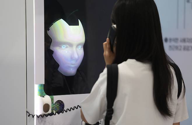 지난해 9월 30일 강남구 코엑스에서 열린 ‘스마트라이프위크 2025’에서 관람객이 AI 로봇에게 고민 상담을 받고 있다. 연합뉴스