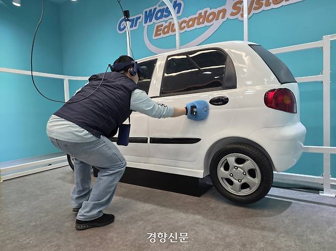 충북 청주시 흥덕구 신봉동 장애인 디지털 빌리지에서 지난 25일 지적장애가 있는 박종현씨가 가상현실 기기로 세차체험을 하고 있다. 이삭 기자.