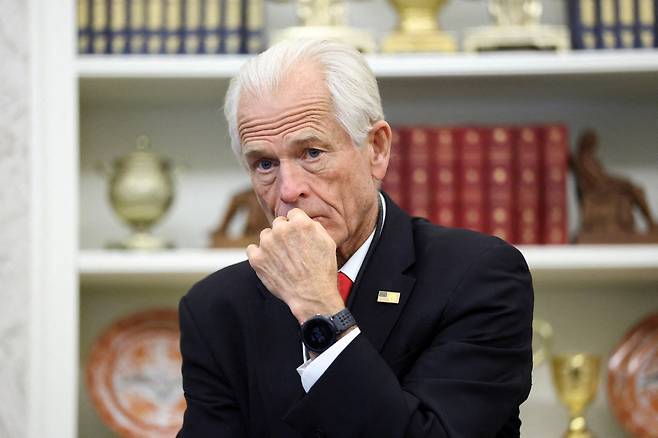 도널드 트럼프 미국 대통령의 ‘관세 책사’로 불리는 피터 나바로가 지난해 11월 10일(현지시간) 워싱턴 백악관에서 열린 세르지오 고르 인도 주재 미국 대사 취임식에 참석하고 있다. 로이터연합뉴스