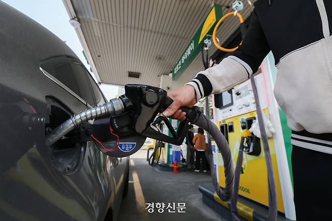 26일 서울 시내의 한 주유소에서 시민이 주유하고 있다. 성동훈 기자