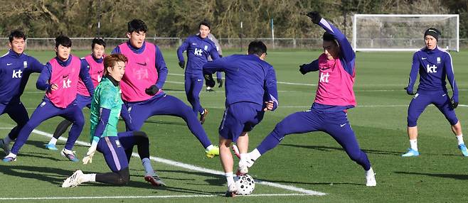 물샐틈없게 한국 축구대표팀 선수들이 25일(현지시간) 영국 런던 북서쪽 밀턴킨스 MK돈스 훈련장에서 코트디부아르와의 평가전을 앞두고 훈련하고 있다.  밀턴킨스 | 연합뉴스