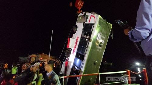 사고 현장에서 인양되는 버스. bd뉴스24 인터넷 홈페이지 캡처·연합뉴스