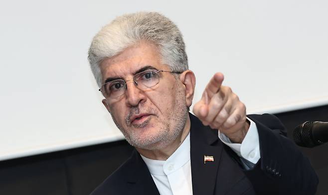 사이드 쿠제치 주한이란대사가 26일 서울 용산구 주한이란대사관에서 열린 미국ㆍ이란 전쟁 관련 사진전 및 다큐 상영 기자회견에서 질문하는 취재진을 가리키고 있다. 연합뉴스