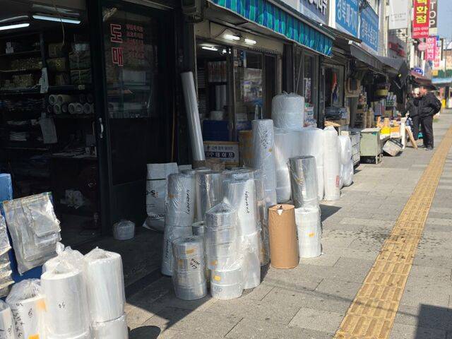 비니루 골목의 한 상점 앞에 비닐과 플라스틱 제품이 쌓여 있는 모습. 김연우 기자