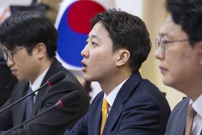 개혁신당 이준석 대표가 19일 국회에서 열린 최고위원회의에서 지방선거 후보 후원금 혁신 방안을 말하고 있다. 연합뉴스
