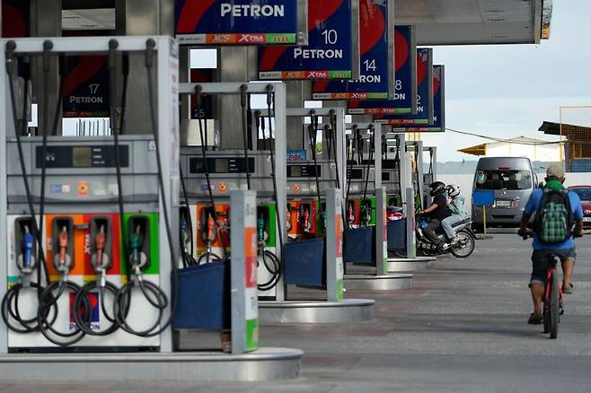 지난 25일(현지시간) 필리핀 파라냐케의 한 주유소 모습. AP연합뉴스