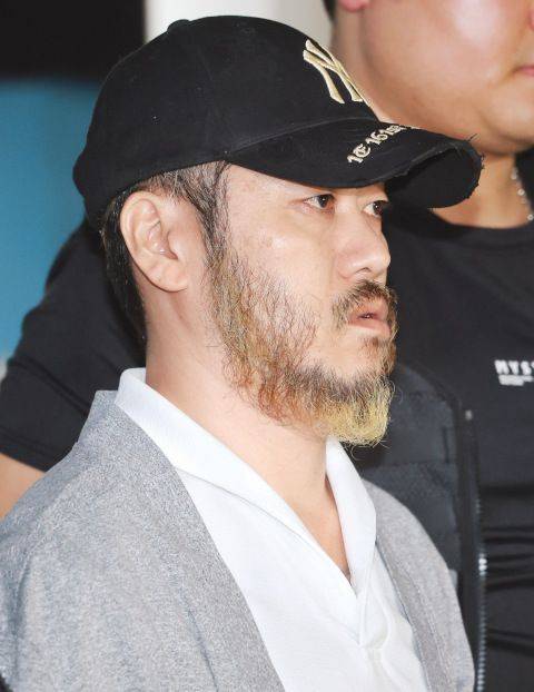 일명 ‘마약왕’ 박왕열이 25일 모자를 쓴 채 경기도 의정부시 경기북부경찰청으로 압송되고 있다. 그는 27일 의정부지법에서 구속 전 피의자 심문을 받을 예정이다. 연합뉴스