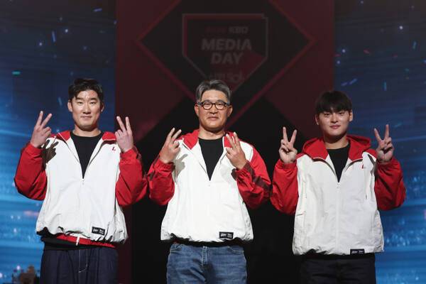 SSG 랜더스의 (왼쪽부터) 오태곤, 이숭용 감독, 조병현. 연합뉴스