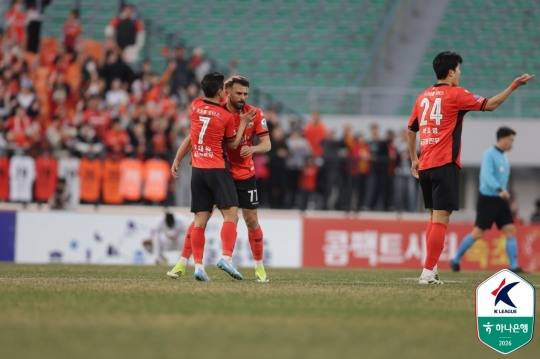 골세리머니를 펼치는 강원 선수들. 자료[연합뉴스]