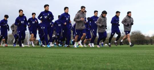 러닝으로 몸 푸는 한국축구대표팀. 사진(밀턴킨스[영국]=연합뉴스)