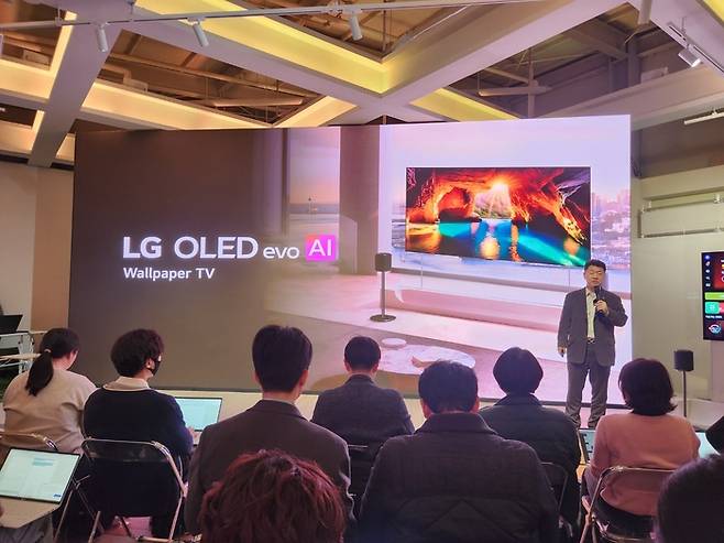 백선필 LG전자 디스플레이 CX담당(상무)가  무선 월페이퍼 TV에 대해 설명하고 있다.[전종헌 기자]