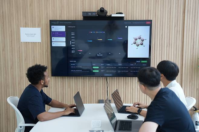 양자 컴퓨팅이 산업 현장에서 실무적으로 쓰이는 ‘양자 상용화 시대’의 표준을 만드는 목표를 가지고 있는 큐노바 직원들 회의 모습 [사진=큐노바]