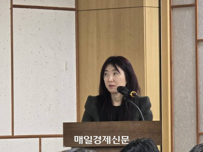 한서희 법무법인 광장 변호사가 26일 국회의원회관에서 열린 토큰증권 세미나에서 ‘해외 토큰증권 규제와 사례’를 주제로 발제하고 있다. [사진=안갑성 기자]