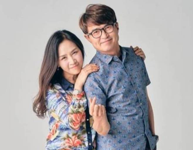 가수 홍서범, 조갑경 부부(사진) 아들이 결혼 생활 중 외도를 저질러 이혼한 사실이 뒤늦게 전해졌다. /사진