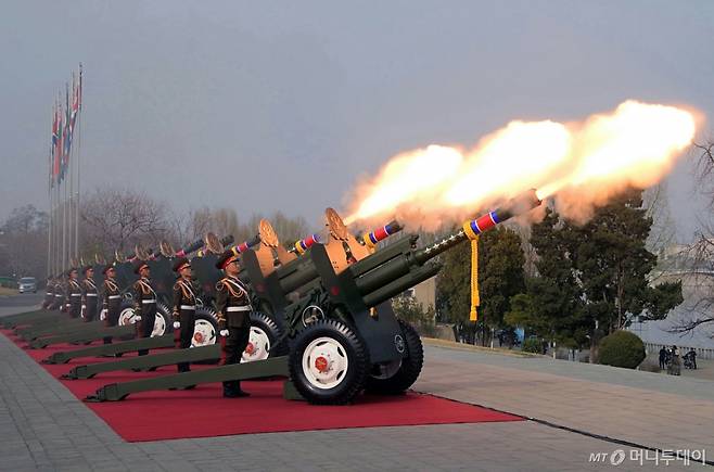 (평양 노동신문=뉴스1) = 북한 노동당 기관지 노동신문은 26일 "김정은 동지의 초청에 따라 우리나라를 공식방문하는 벨라루씨(벨라루스) 공화국 대통령 알렉싼드르 루까쉔꼬(알렉산드로 루카센코)동지를 환영하는 의식이 3월 25일 김일성광장에서 진행됐다"라고 보도했다.     [국내에서만 사용가능. 재배포 금지. DB 금지. For Use Only in the Republic of Korea. Redistribution Prohibited]  rodongphoto@news1.kr  Copyright (C) 뉴스1. All rights reserved. 무단 전재 및 재배포,  AI학습 이용 금지.