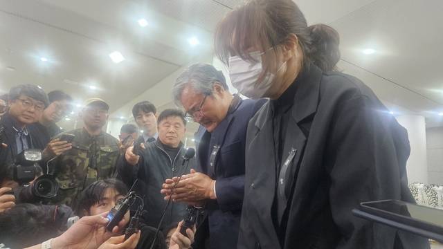 안전공업 손주환 대표와 딸 손현주 상무가 26일 대전시청에서 취재진의 질문을 받고 있다.