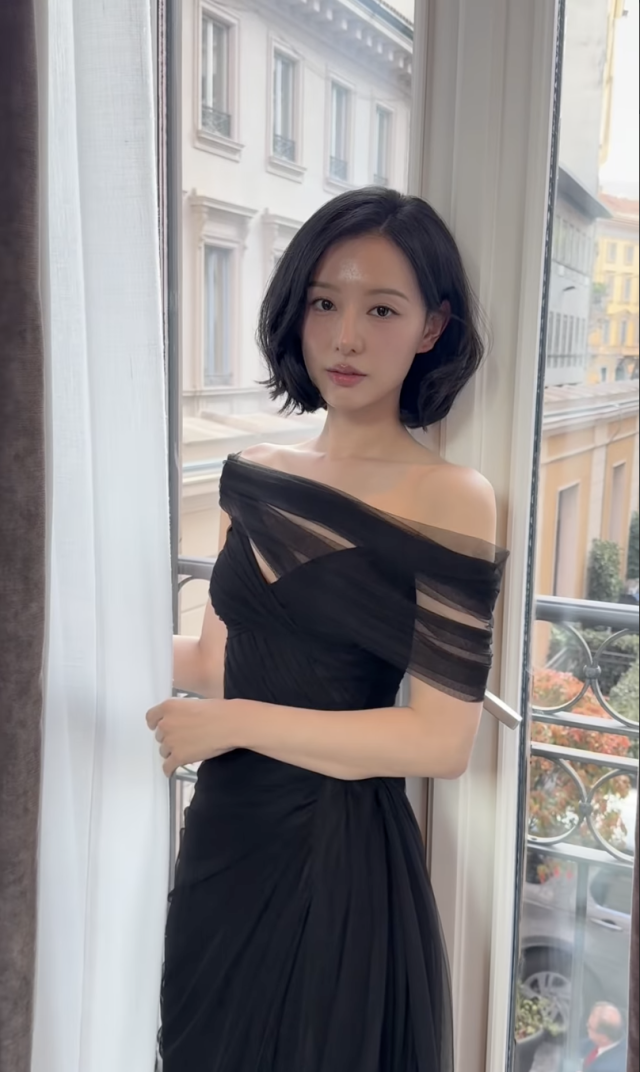 김지원이 단발 헤어스타일로 색다른 분위기를 선보였다. / 김지원 메이크업 아티스트 SNS