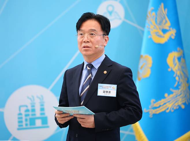 김영훈 노동부 장관이 20일 청와대 영빈관에서 이재명 대통령 주재로 열린 중소기업인과의 대화에서 지역 인재 육성을 통한 지역 균형성장을 주제로 정부 발제를 하고 있다. [연합]