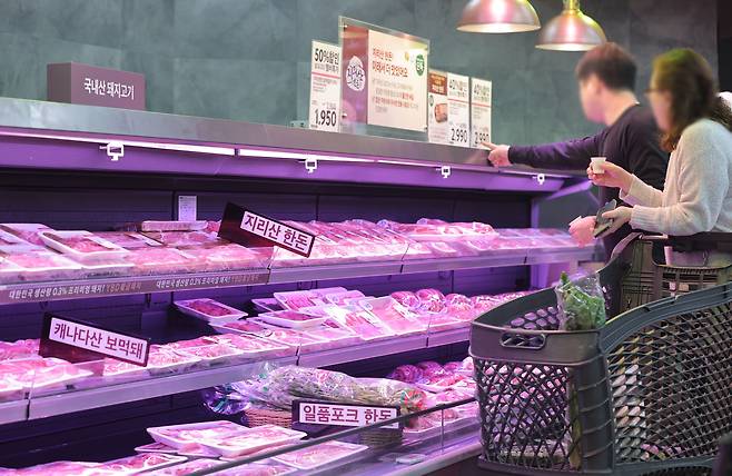 서울 시내 한 대형마트를 찾은 시민들이 육류 코너를 둘러보고 있다. [연합]