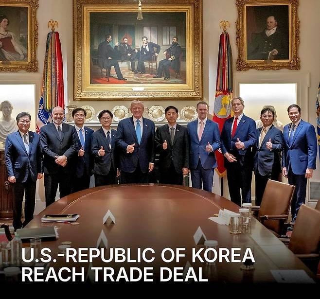 도널드 트럼프 미국 대통령이 지난해 7월 30일(현지시간) 백악관 에서 한국 측 협상단과 함께 엄지 손가락을 치켜 세운 채 기념 촬영 하고 있다. [연합]