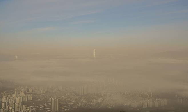 경기도 광주시 남한산성에서 바라본 서울 도심 일대가 미세먼지와 황사로 인해 뿌연 모습을 보이고 있다. 광주=임세준 기자
