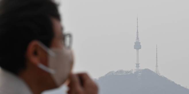 서울 종로구 북악스카이웨이에서 바라본 남산타워 일대가 미세먼지로 인해 뿌연 모습을 나타내고 있다. 임세준 기자
