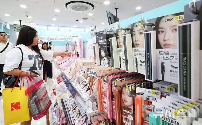 [서울=뉴시스] 황준선 기자 = 4일 서울 시내 한 다이소 매장을 찾은 외국인 관광객들이 화장품을 살펴보고 있다. LG생활건강이 다이소 전용으로 선보인 '바이 오디-티디(Bye od-td)'가 출시 9개월 만에 100만개 이상 판매되고, 토니모리가 다이소에 출시한 '본셉'은 론칭 1년 만에 누적 판매량 300만개를 돌파하는 등 최근 K-뷰티의 인기에 힘입어 외국인 관광객들의 필수 방문코스로 자리매김한 다이소 전용 화장품 판매량이 증가세를 나타내고 있다. 2025.06.04. hwang@newsis.com