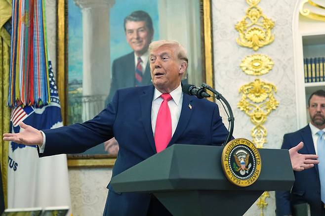 [워싱턴=AP/뉴시스]도널드 트럼프 미국 대통령이 24일(현지 시간) 백악관 집무실에서 개최한 마크웨인 멀린 신임 국토안보부 장관 임명식에서 발언하고 있다. 2026.03.25.