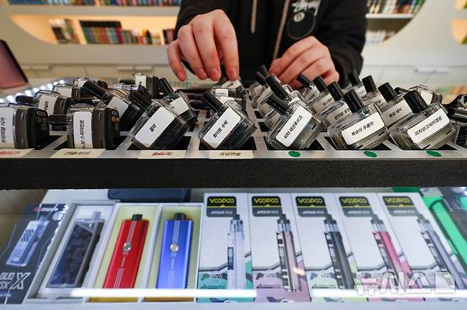 [서울=뉴시스] 김명년 기자 = 지난달 3일 서울시내 한 전자담배 판매점에서 직원이 합성 니코틴 소재 전자담배 액상을 정리하고 있다. 보건복지부에 따르면 4월 24일부터 합성 니코틴 소재 액상형 전자담배가 담배규제 대상에 포함됨에 따라 금연 구역에서 사용할 수 없게 된다. 연초 또는 니코틴 담배 제품의 소매인과 제조·수입 판매업자는 담배 자동판매기, 광고, 건강 경고, 가향 물질 표시 금지 등 의무 사항을 준수해야 한다. (사진은 기사와 직접 관련이 없습니다.) 2026.02.03. kmn@newsis.com