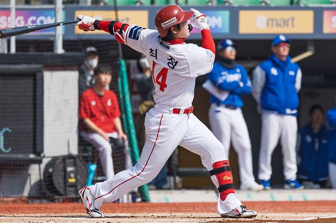 [서울=뉴시스] 프로야구 SSG 랜더스 최정이 17일 인천 SSG랜더스필드에서 열린 2026 신한 쏠뱅크 KBO리그 시범경기 삼성 라이온즈전에서 홈런을 치고 있다. (사진=SSG 랜더스 제공) 2026.03.17. *재판매 및 DB 금지