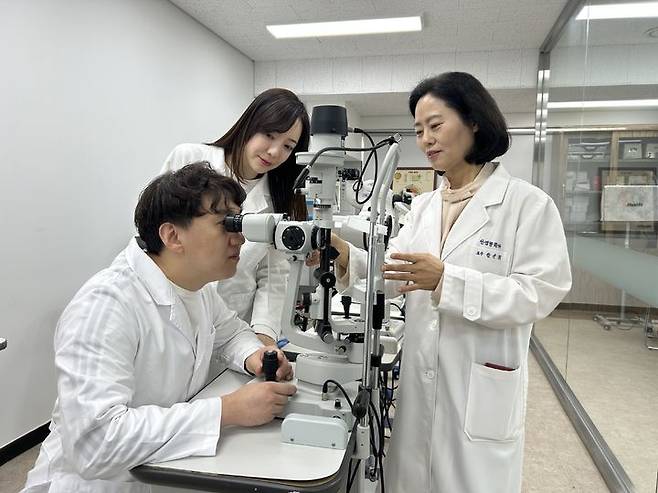 [서울=뉴시스]춘해보건대학교 안경광학과 김현우, 김주연씨. (사진 = 한국전문대학교육협의회) 2026.03.26. photo@newsis.com  *재판매 및 DB 금지