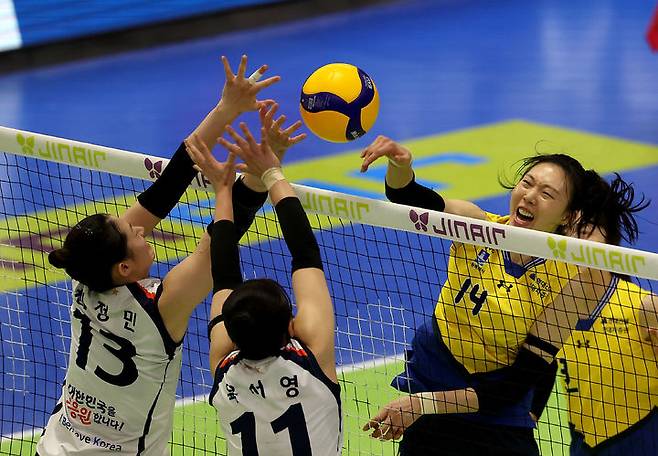 [서울=뉴시스] 정병혁 기자 = 28일 일 수원실내체육관에서 열린 진에어 2025-26 V-리그 프로배구대회 현대건설과 기업은행과의 경기, 현대건설 양효진이 공격하고 있다.  (사진=현대건설배구단 제공) 2025.02.28. photo@newsis.com *재판매 및 DB 금지