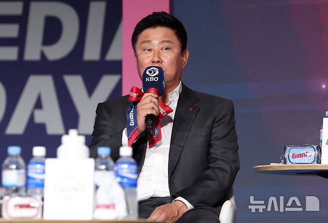 [서울=뉴시스] 이영환 기자 = 롯데 김태형 감독이 26일 서울 송파구 롯데호텔 월드에서 열린 2026 신한 SOL KBO리그 미디어데이에서 출사표를 던지고 있다. 2026.03.26. 20hwan@newsis.com