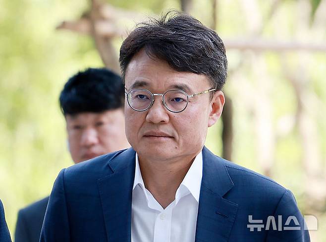 [서울=뉴시스] 이영환 기자 = 이봉관 서희건설 회장의 사위인 박성근 전 국무총리 비서실장이 지난해 9월2일 오후 서울 종로구 광화문 김건희 특검팀(특별검사 민중기)에 조사를 받기 위해 출석 하고 있다. 2026.03.26. 20hwan@newsis.com