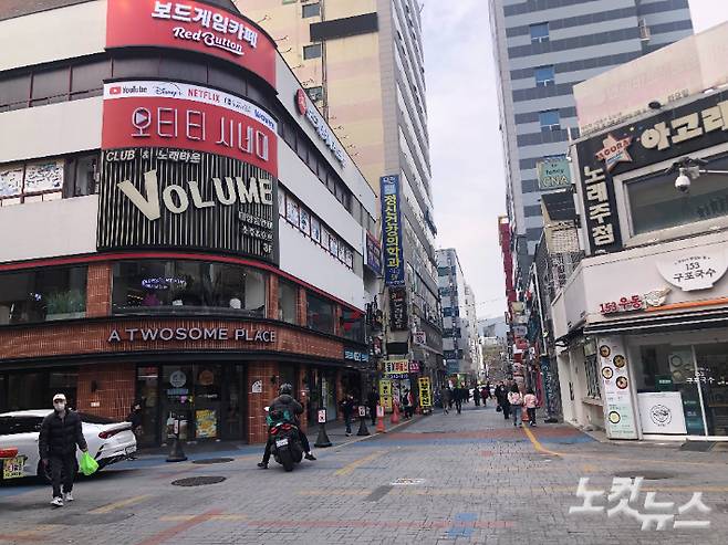 24일 오후 부산 북구 덕천역 인근 '젊음의 거리'. 이곳에서 만난 시민들 중엔 지역구 국회의원 보궐선거가 임박한 상황을 모르는 이들도 있었다. 부산=이은지 기자