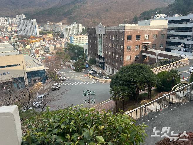 부산과학기술대학교 전경. 캠퍼스에서 만난 많은 학생들은 정치 관련 대화를 꺼렸다. 한동훈 전 국민의힘 대표나 조국 조국혁신당 대표의 북구갑 출마설에도 부정적이었다. 부산=전주은 인턴기자