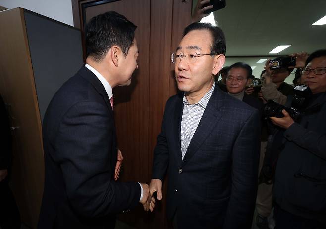 악수하는 장동혁과 주호영      (대구=연합뉴스) 김현태 기자 = 22일 오전 국민의힘 대구시당에서 열린 장동혁 대표와 지역 국회의원의 비공개 연석회의에서 주호영 의원이 장 대표와 악수를 하고 있다. 2026.3.22     mtkht@yna.co.kr (끝)   <저작권자(c) 연합뉴스, 무단 전재-재배포, AI 학습 및 활용 금지> 연합뉴스